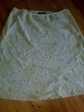 Womens Tabloid White & Greeb Light Floral Midi Skirt W. Side Stitch Detail